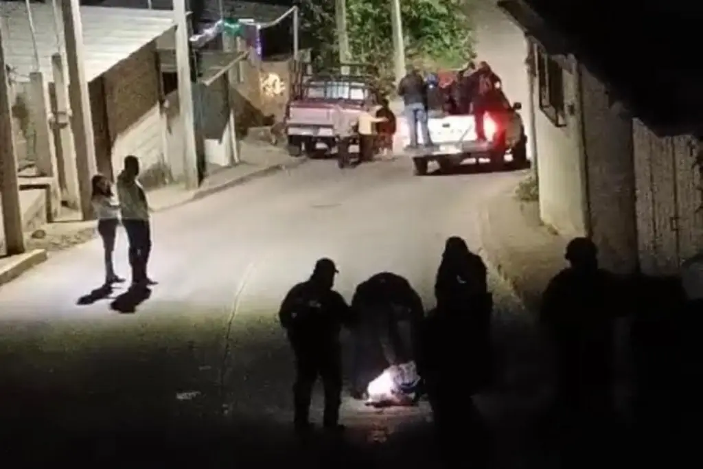 Graban a policías de Tlaltetela golpeando y pateando a un hombre tirado a media calle