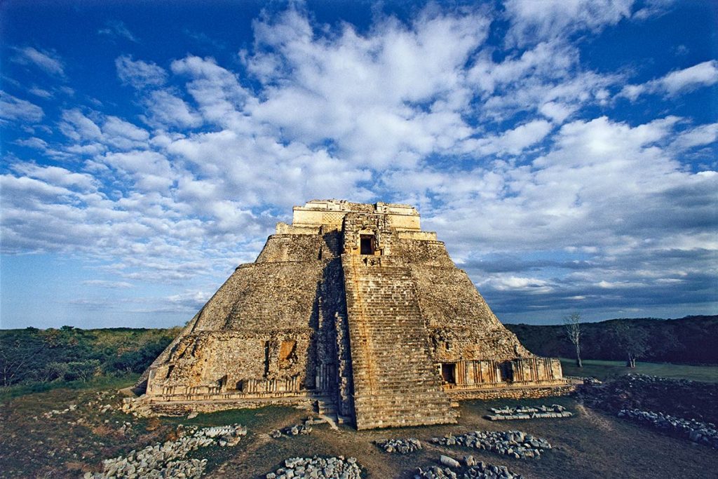 Esta imagen tiene un atributo ALT vacío; su nombre de archivo es pyramid_of_magician_uxmal_1200-1024x683.jpg