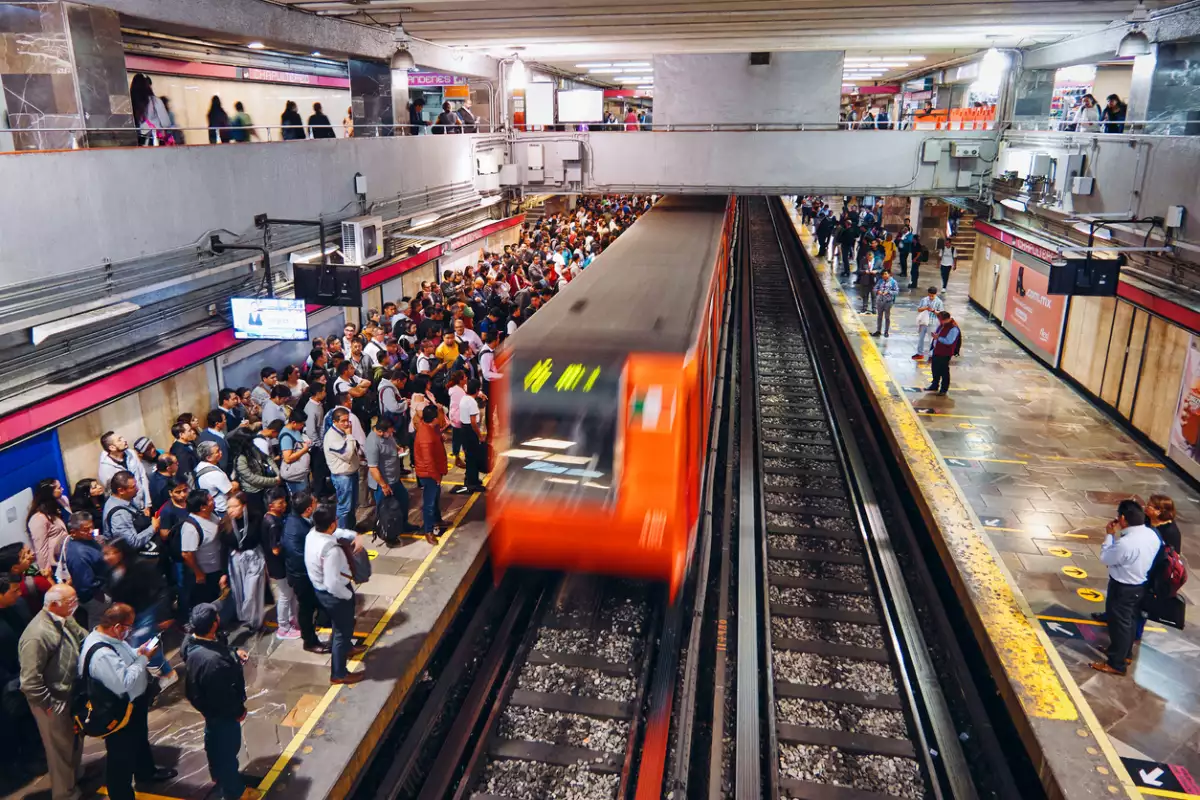 ‘Pinchazos’ en el Metro ya serán delito en CDMX y podrían costar hasta 7 años en la cárcel