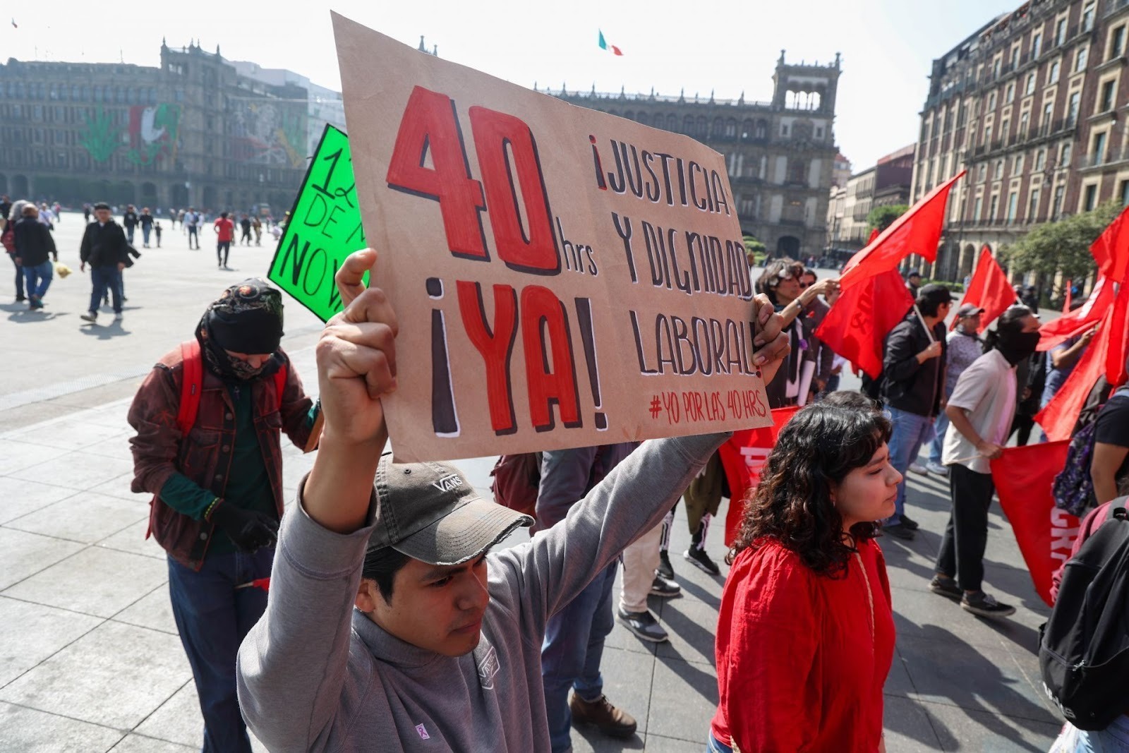 Jóvenes marchan por las 40 horas en CDMX como protesta para que aprueben la reforma laboral sin que sea de manera “gradual” 