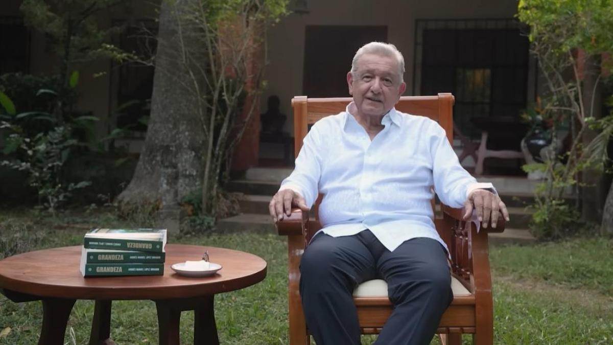 AMLO reaparece para presentar su nuevo libro “Grandeza” y pide “apoyar” a Claudia Sheinbaum 