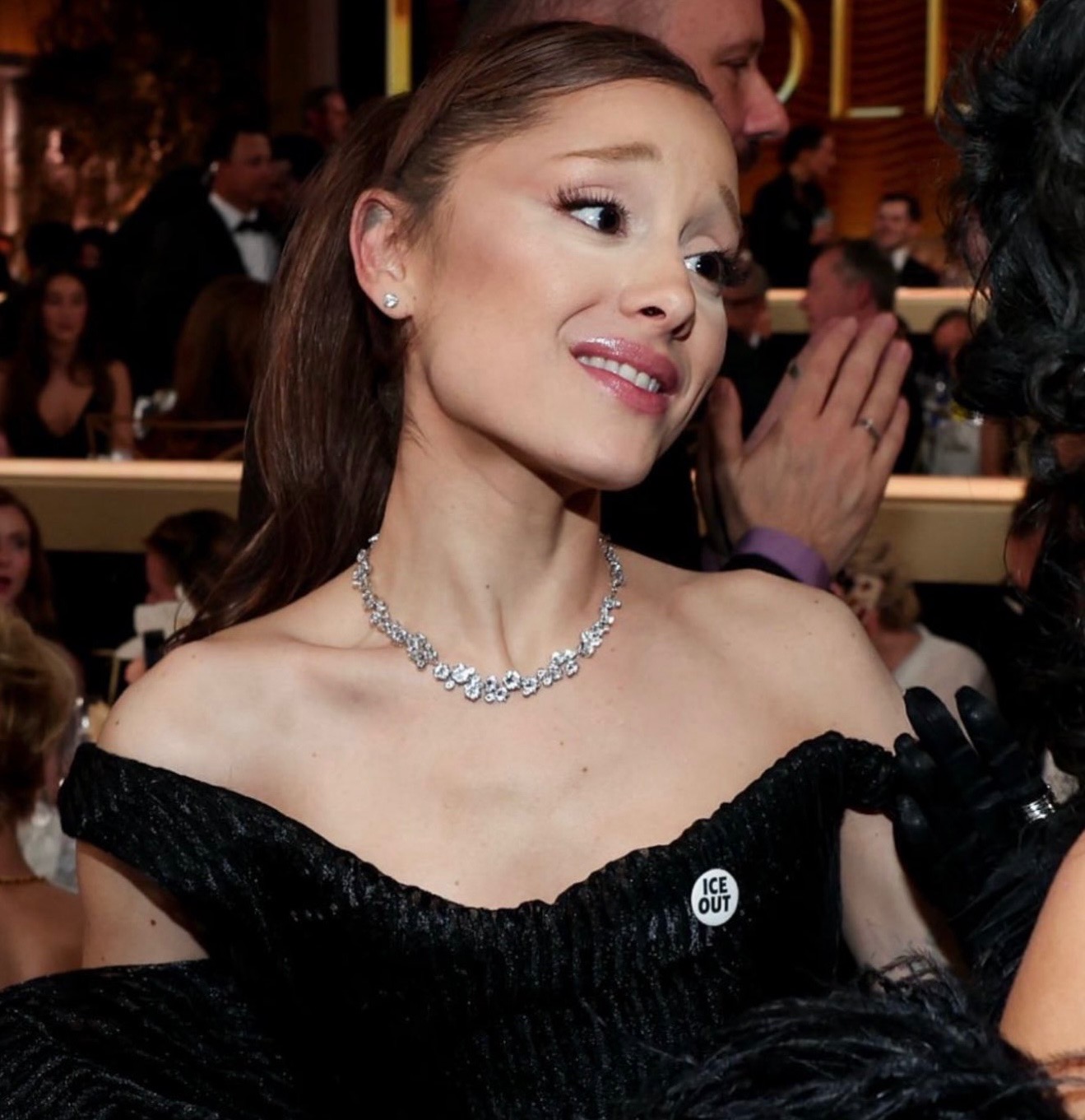 ¿Qué significan los pines de “Be Good” en los artistas de los Golden Globes? Una oportunidad para manifestarse en contra de las autoridades del ICE