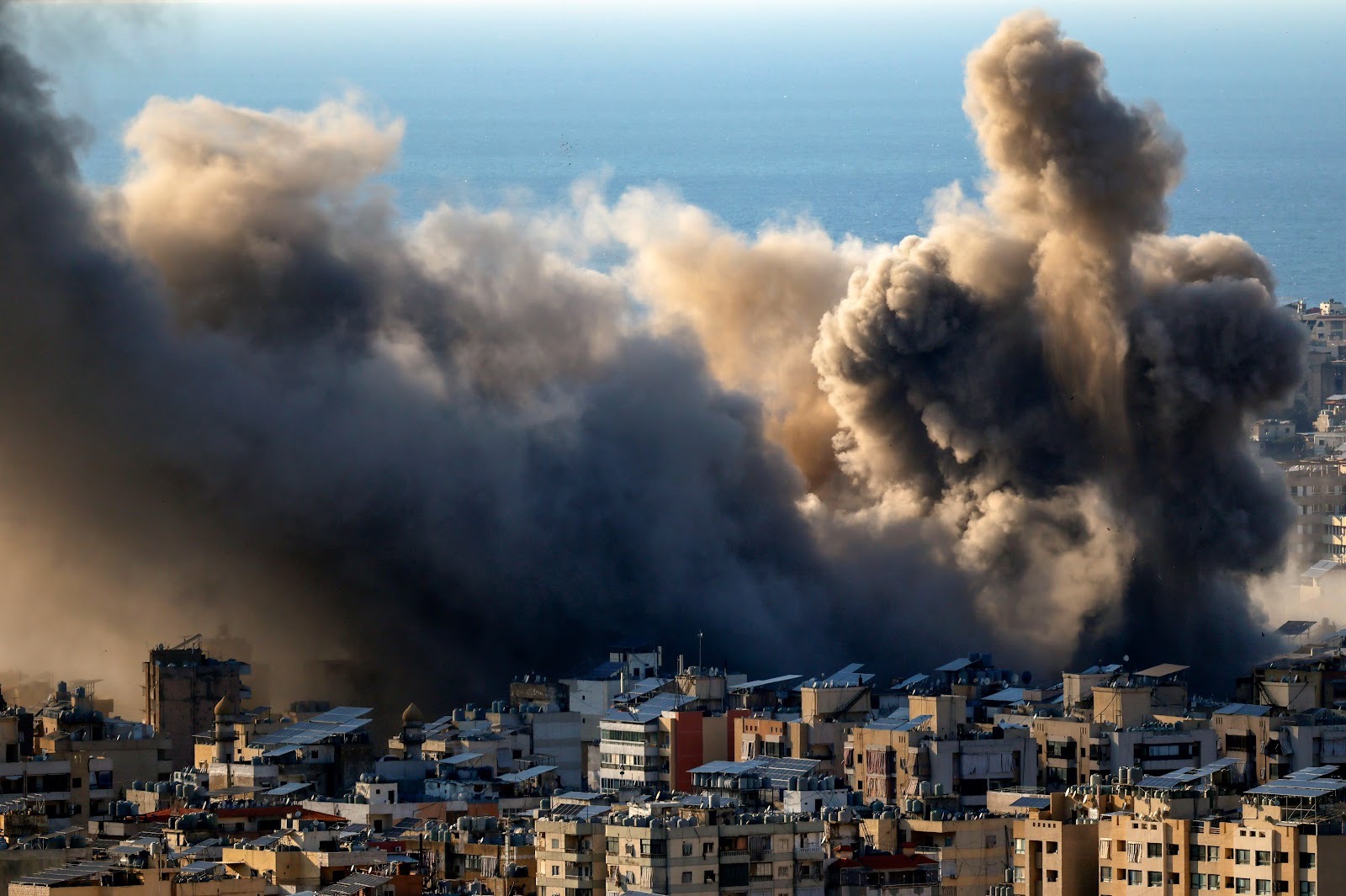 Guerra con Irán dispara el precio de la gasolina: ¿por qué el consumidor termina pagando las consecuencias?