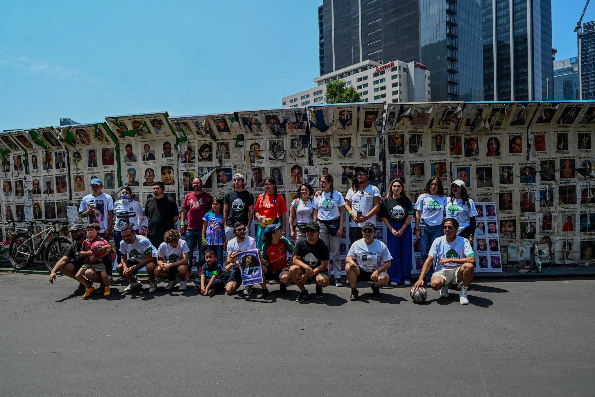 “La pelota vuelve a casa, ¿Ellxs cuándo?”: nueva protesta de colectivos de personas desaparecidas en Paseo de la Reforma