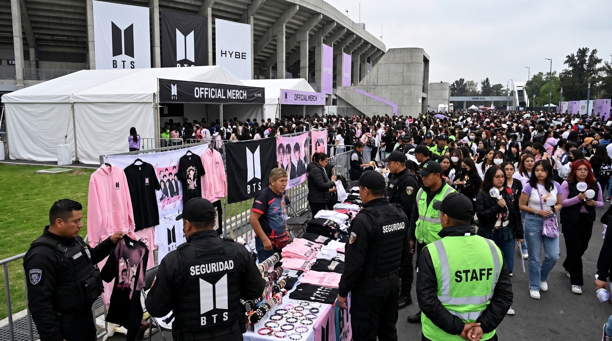 BTS llega a México con política antipiratería: ¿será el fin para los puestos afuera del Estadio GNP?