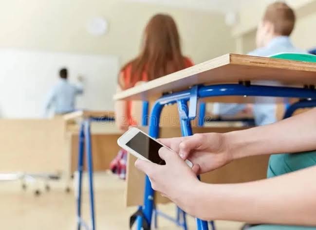CDMX aprueba ley para limitar el uso de celulares en primarias y secundarias: ¿qué cambiará en las escuelas?