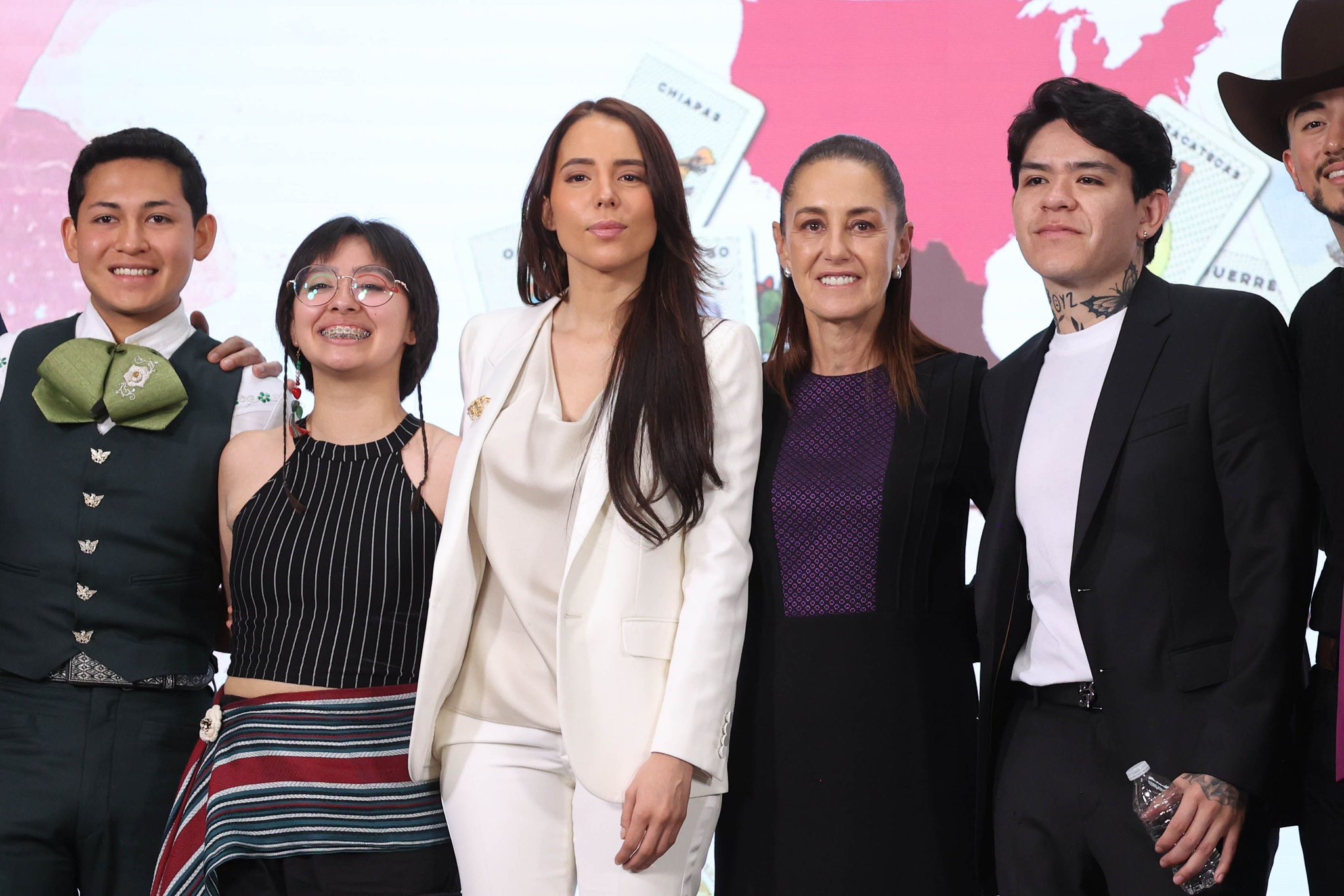 Junior H y Majo Aguilar llegan a la mañanera para promover canciones por la paz en la segunda edición de “México Canta”