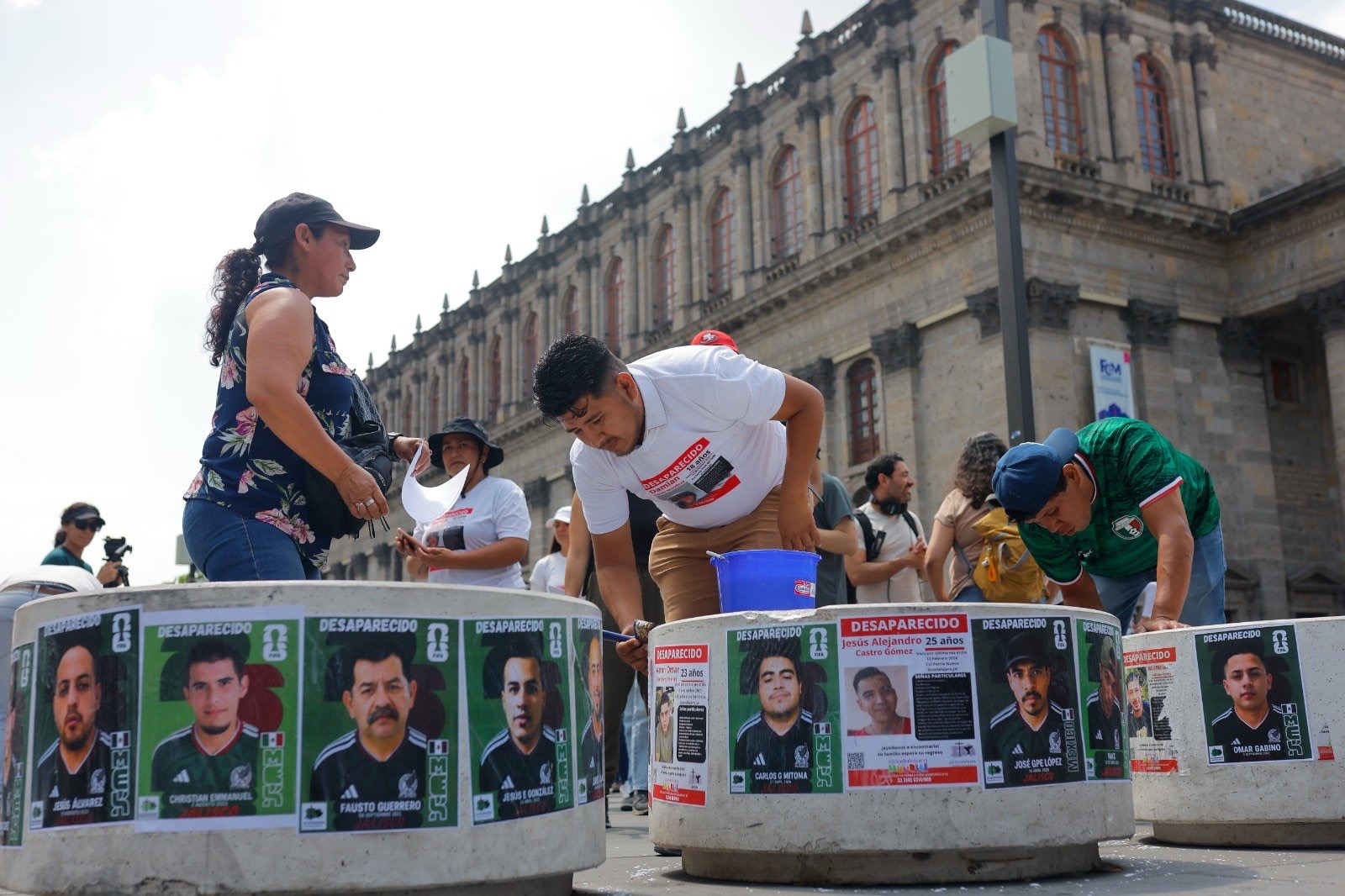 Familiares crean “álbum” de desaparecidos con sus fichas de búsqueda: manifestaciones y protestas a dos días del Mundial 2026