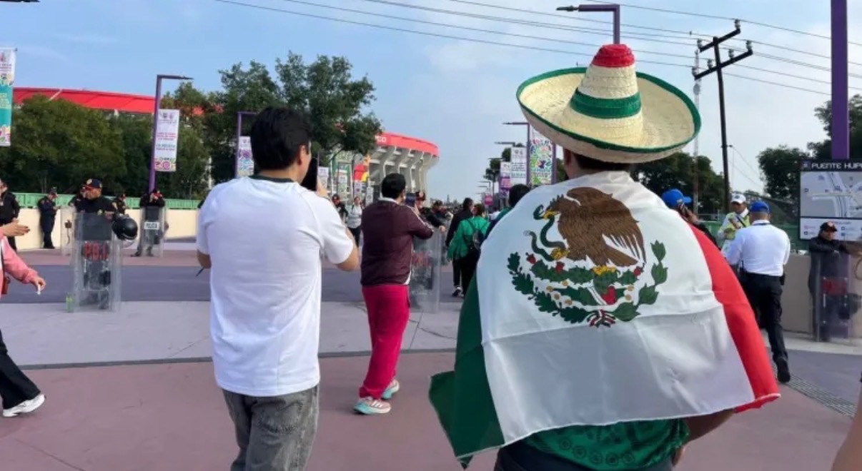 Aficionados dan portazo en el Fan Fest del Zócalo de la CDMX; show de drones, Sheinbaum en cena de gala y más