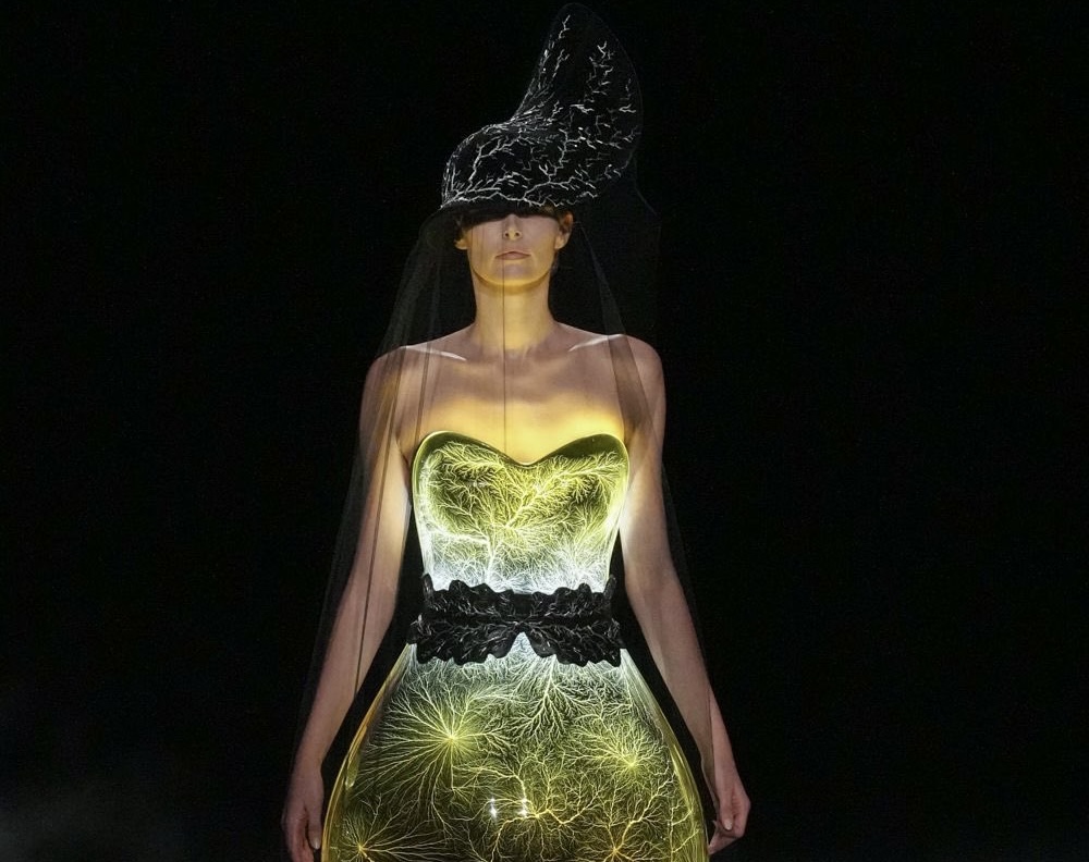 ¡y la que électrique!, Iris van Herpen presentó vestidos con plasma y descargas eléctricas en París
