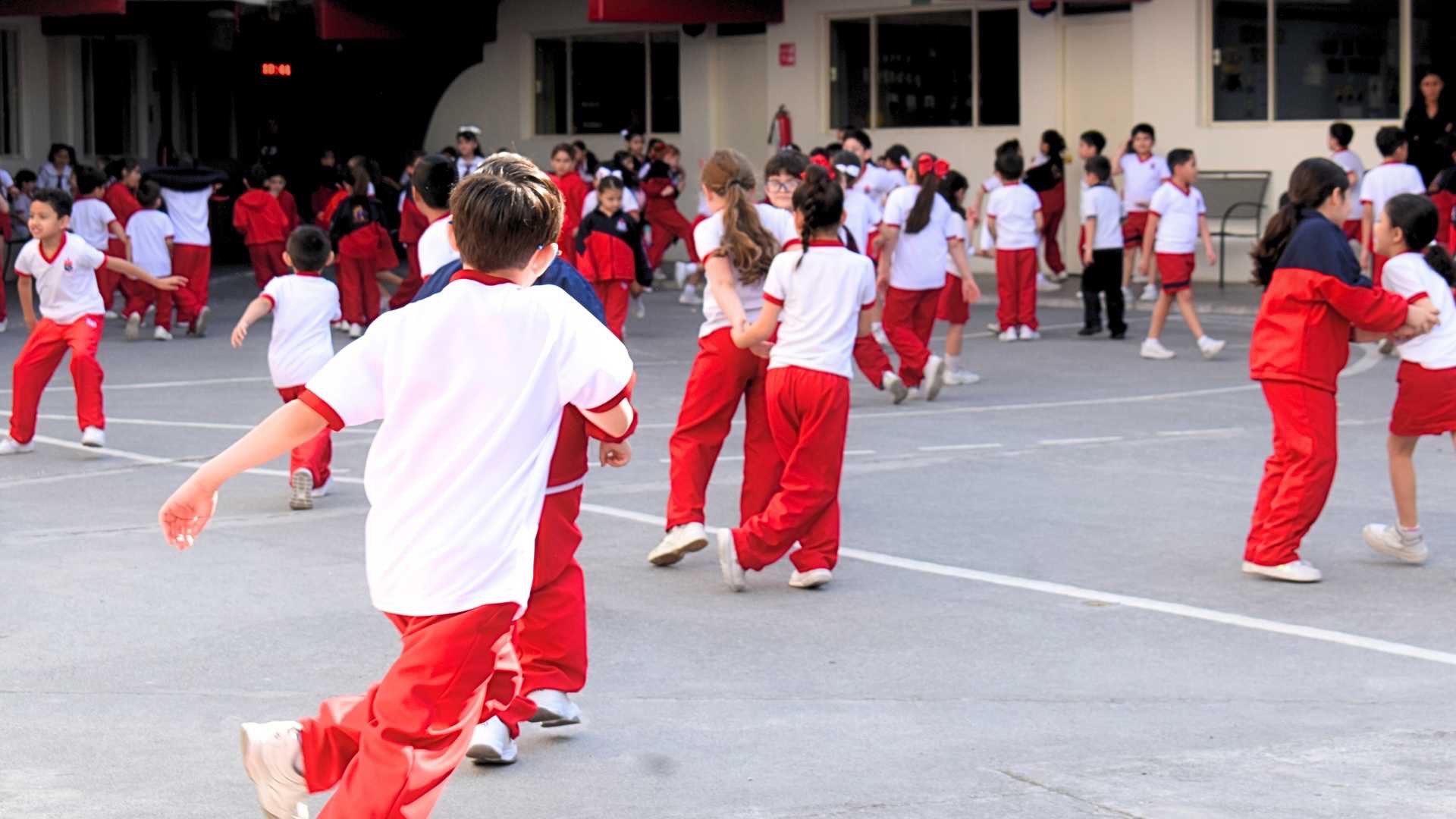 ¿Cómo influyen los patios escolares en los roles de género? Estudio revela por qué los niños ocupan más espacio que las niñas