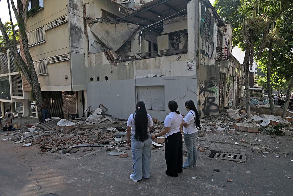 Fuerte sismo de magnitud 7.4 sacude a Colombia; SRE busca a mexicanos atrapados
