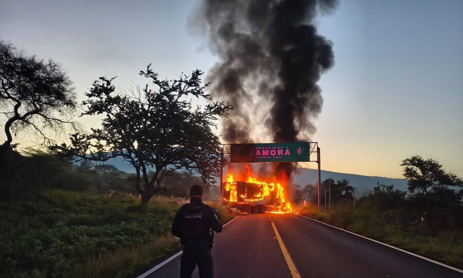 Narcobloqueos en Michoacán: operativo contra el CJNG provoca quema de vehículos