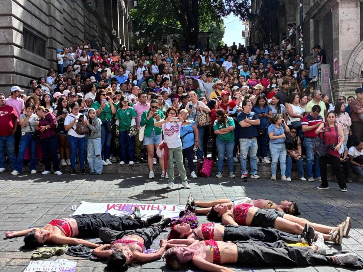 Alumnas de la UAEM interrumpen desfile en Cuernavaca para exigir justicia por el feminicidio de Claudia Tacoronte
