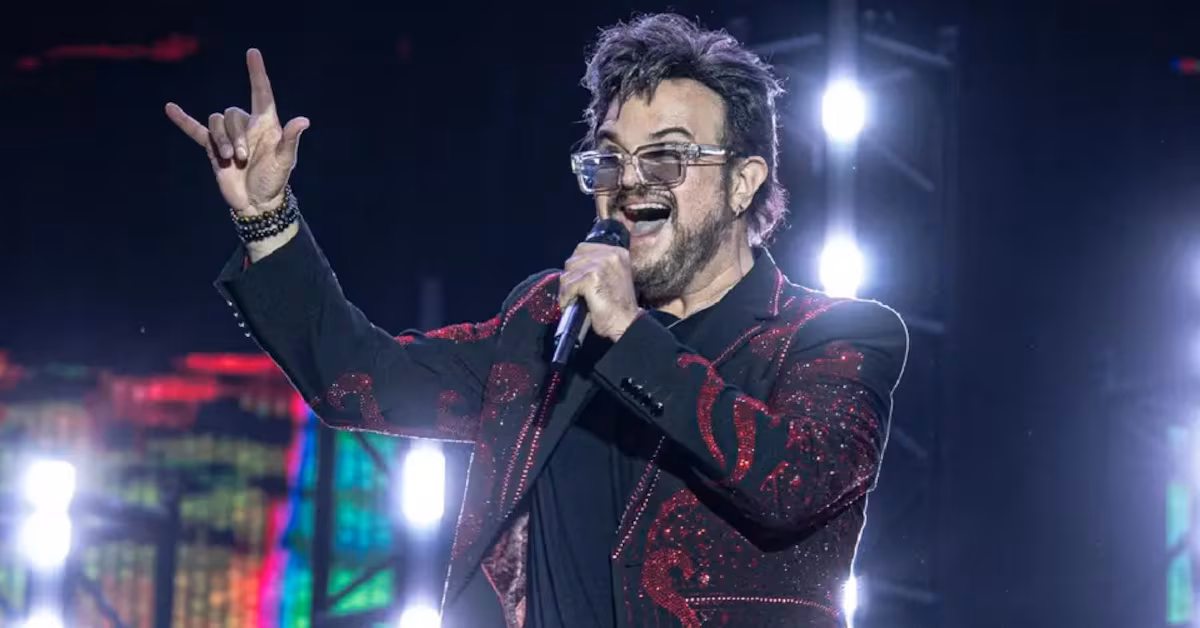 Aleks Syntek recibe beca de la Universidad del Perreo tras polémica por sus críticas al reguetón