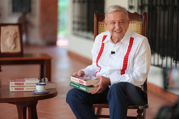 AMLO reaparece y presenta su nuevo libro “Pueblo”: “El pueblo manda en una auténtica democracia”