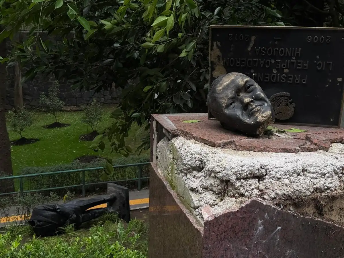 Decapitan estatua de Felipe Calderón en Los Pinos tras protesta de extrabajadores: Sheinbaum condena los actos de violencia