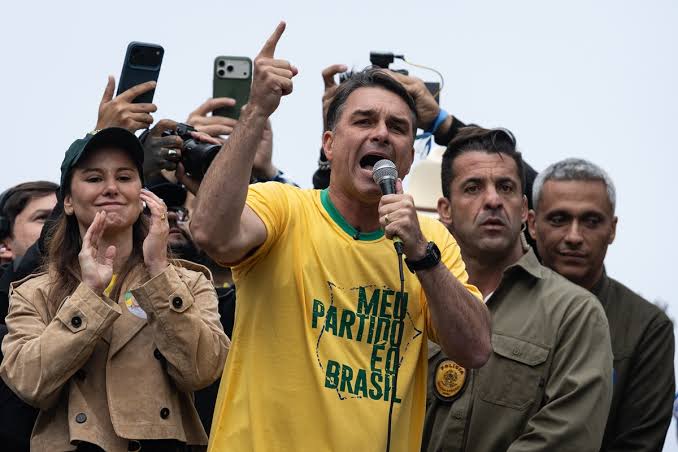 ¿Brasil se va a la derecha? Flávio Bolsonaro gana la primera vuelta de las elecciones presidenciales