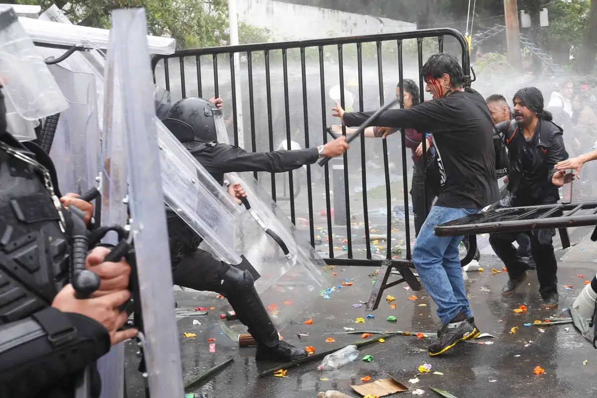 Sheinbaum exige explicaciones a Lemus por la represión policial durante protesta por agua contaminada