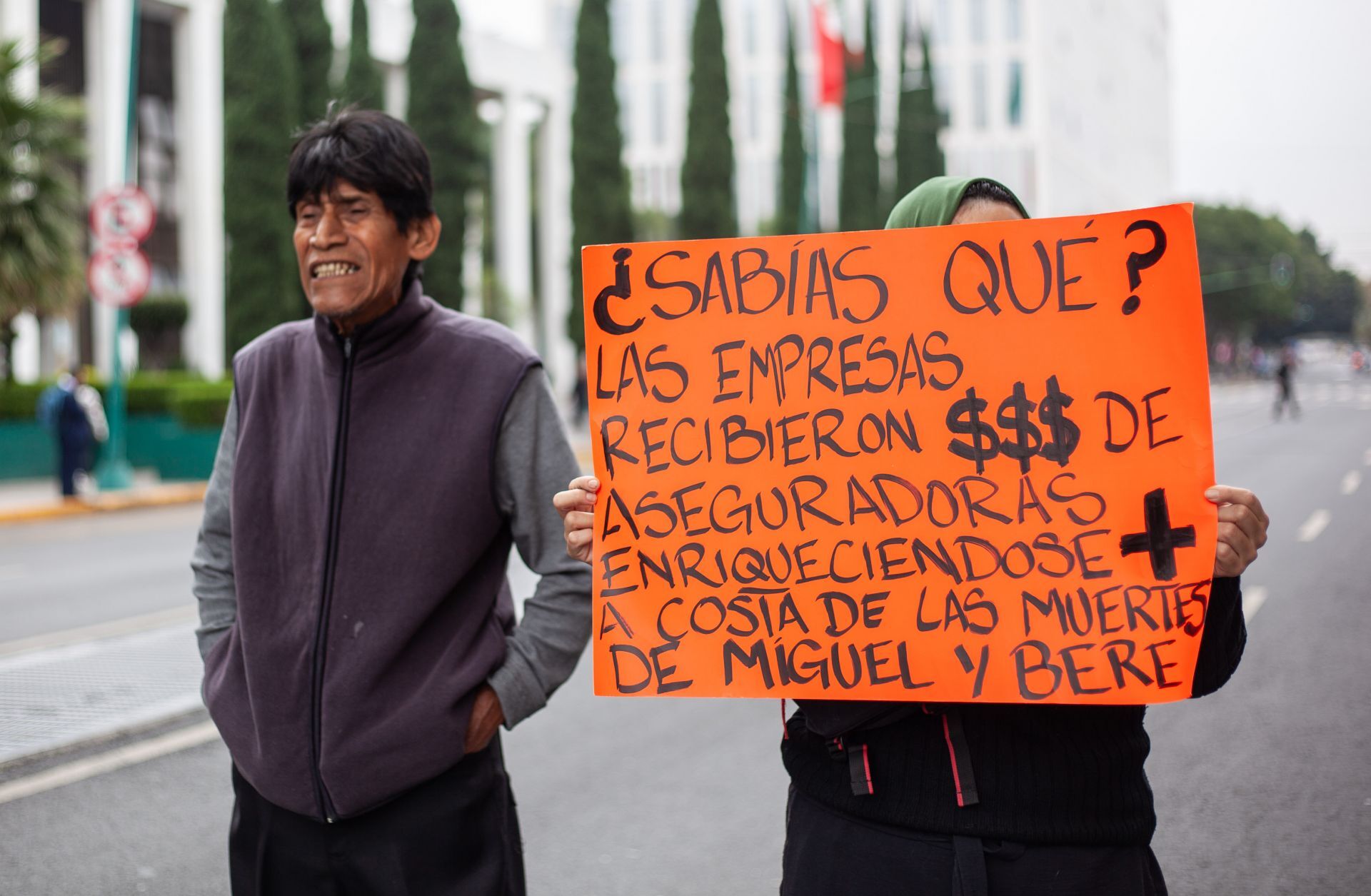 Acusan a empresas de cobrar seguros tras la muerte de Miguel Ángel Rojas y Berenice Giles